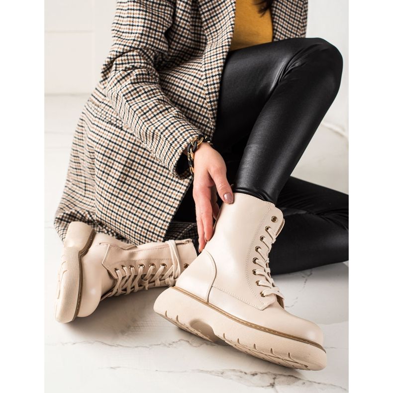 TRENDI Bézs színű táskák az emelvényen 1