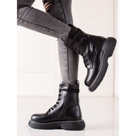 TRENDI Fekete táskák az emelvényen 1