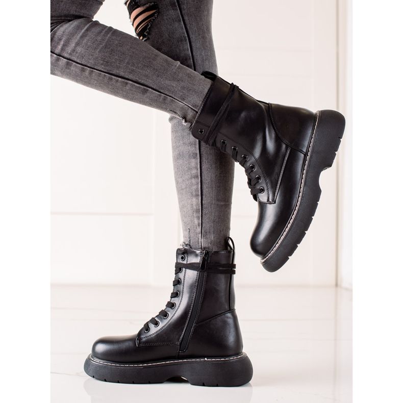 TRENDI Fekete táskák az emelvényen 1