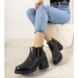 Fekete szigetelt csizma a Bevis oszlopon 1