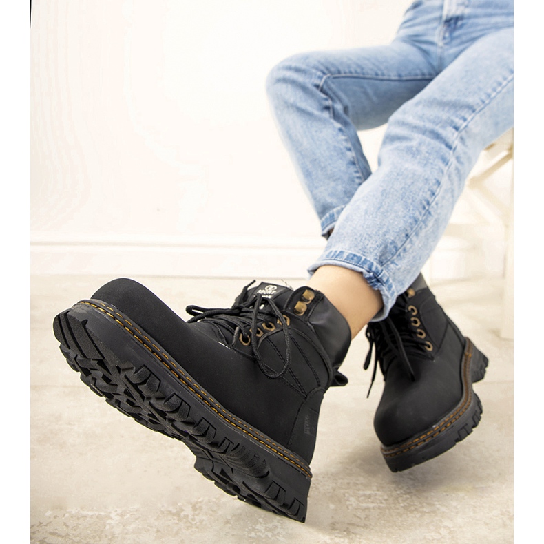 Fekete, hőszigetelt női csizma a Liviától 1