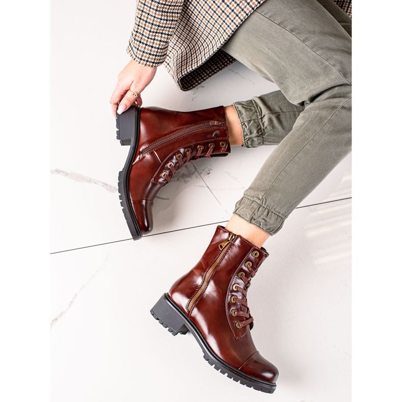 Super Mode Barna csizma dekoratív cipzárral 1