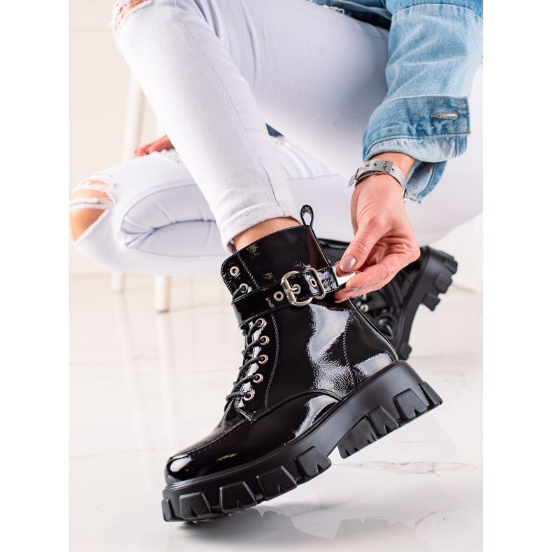 TRENDI Lakkozott munkások csattal fekete 1