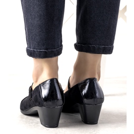 Fekete szivattyúk egy oszlopon, lakkozott desszert orral 1