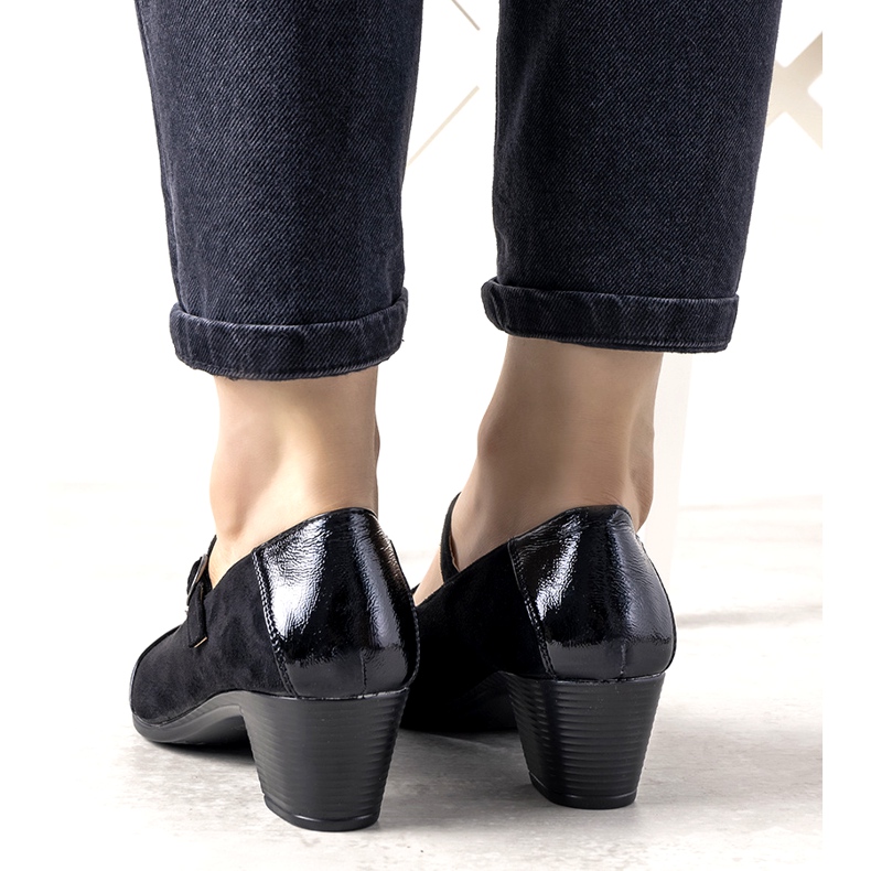 Fekete szivattyúk egy oszlopon, lakkozott desszert orral 1