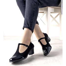 Fekete szivattyúk egy oszlopon, lakkozott desszert orral 2