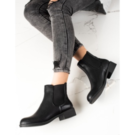 TRENDI Klasszikus Chelsea csizma fekete 1