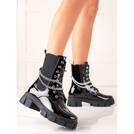 TRENDI Lakkozott munkások láncokkal fekete 1