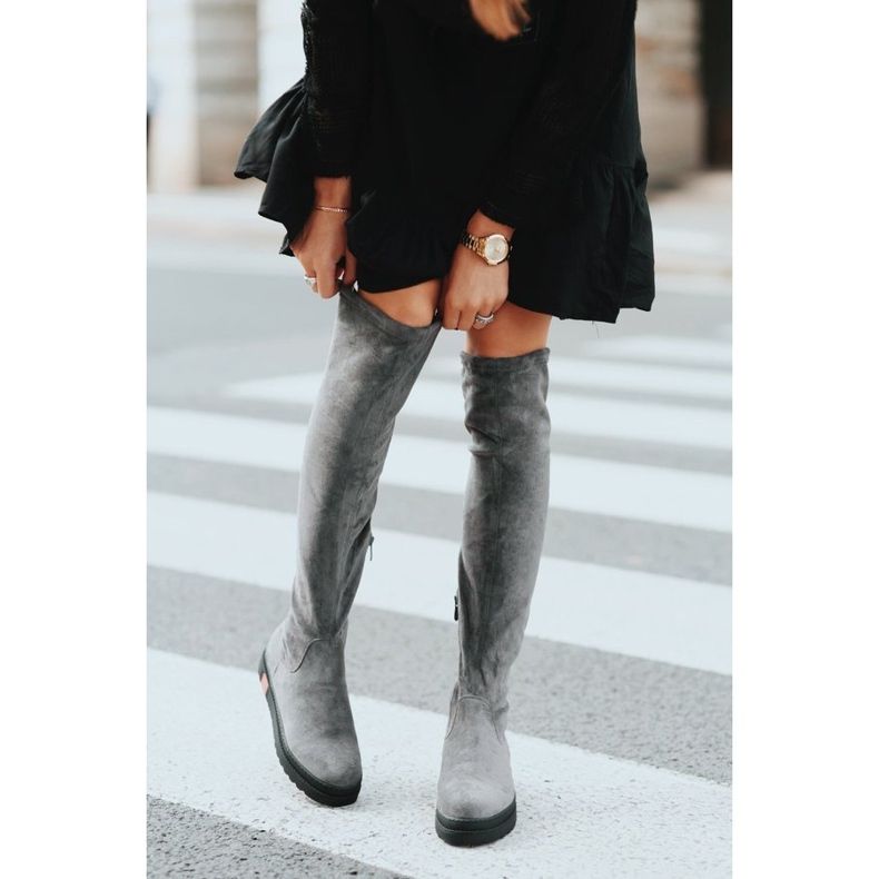 Szürke, lapos díszítésű csizma a Lia-tól rózsaszín 2