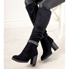 Fekete csizma a szigetelt Alexis oszlopán 1