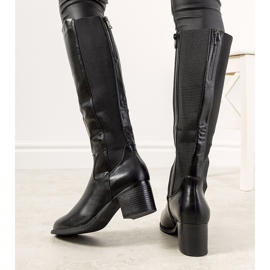 Fekete csizma a szigetelt Jurado oszlopon 1