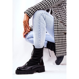 PL4 Lakkozott csizma dolgozók fekete zoknival 1