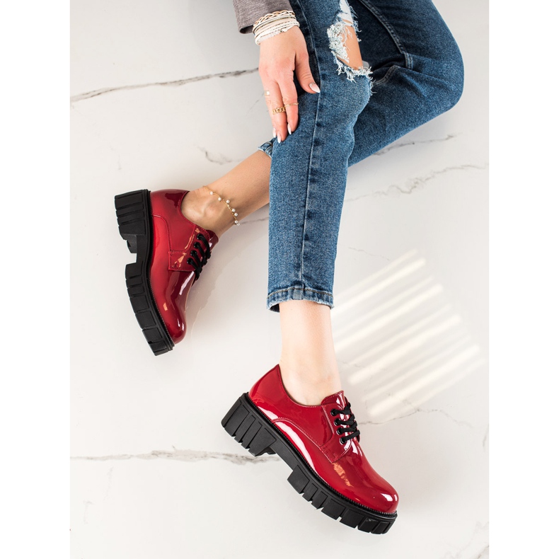 Piros cipő a La.Fi platformon 1