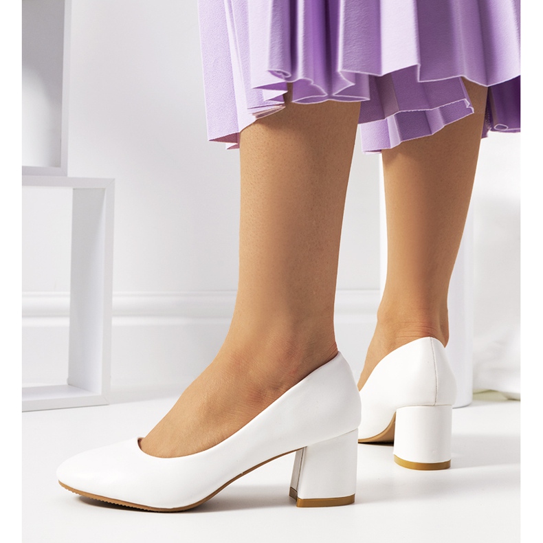 Női fehér pumpák a Marottól ekru 1