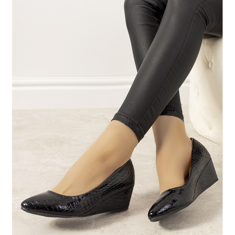 Sötétkék pumpák krokodilbőr mintával a Wildlife Wedge-en 1