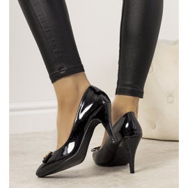 Bézs színű szivattyúk drága tűsarkún fekete 1