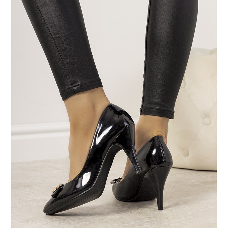 Bézs színű szivattyúk drága tűsarkún fekete 1