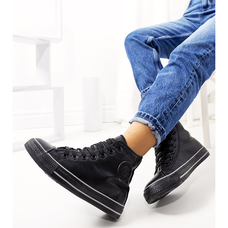 Fekete, hőszigetelt bokáig érő tornacipő a Lade-től 1