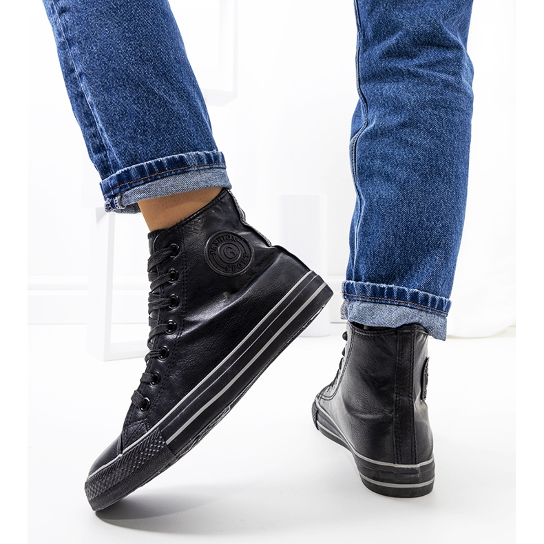 Fekete, hőszigetelt bokáig érő tornacipő a Lade-től 2