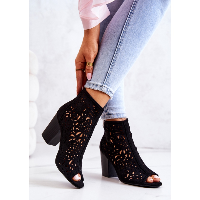 FB1 Fekete áttört csizma Egy Post Bretagne-ban 2