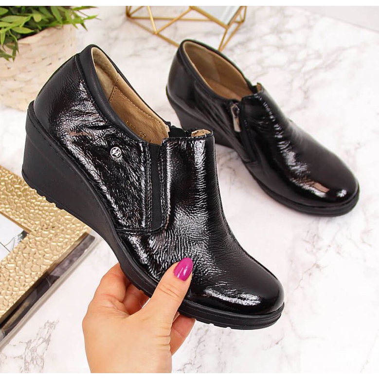 Lakkozott bőr cipő Helios W 389 fekete 1