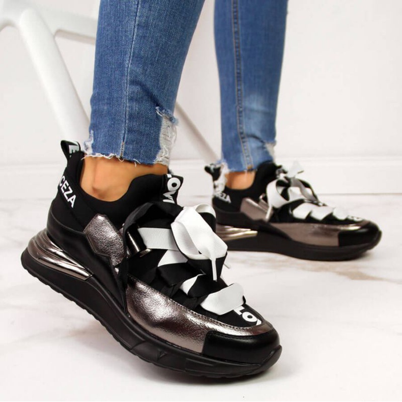 Fekete cipők Vinceza W JAN49B felirattal 2