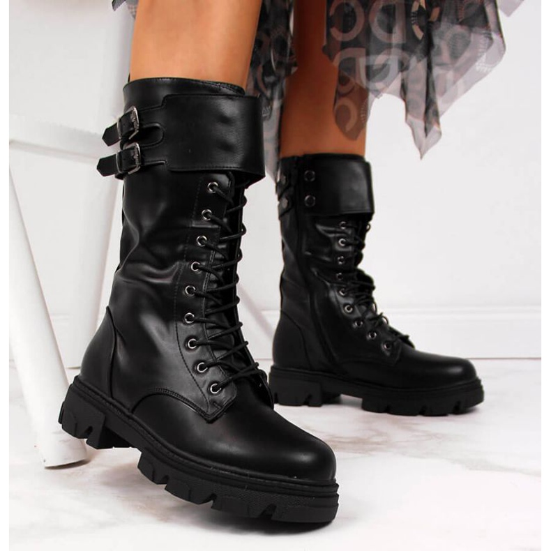 A dolgozók szigeteltek a Vinceza W JAN54 platformon, feketén fehér fekete 2