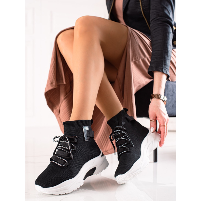 TRENDI Felbújós tornacipő zoknival fekete 1