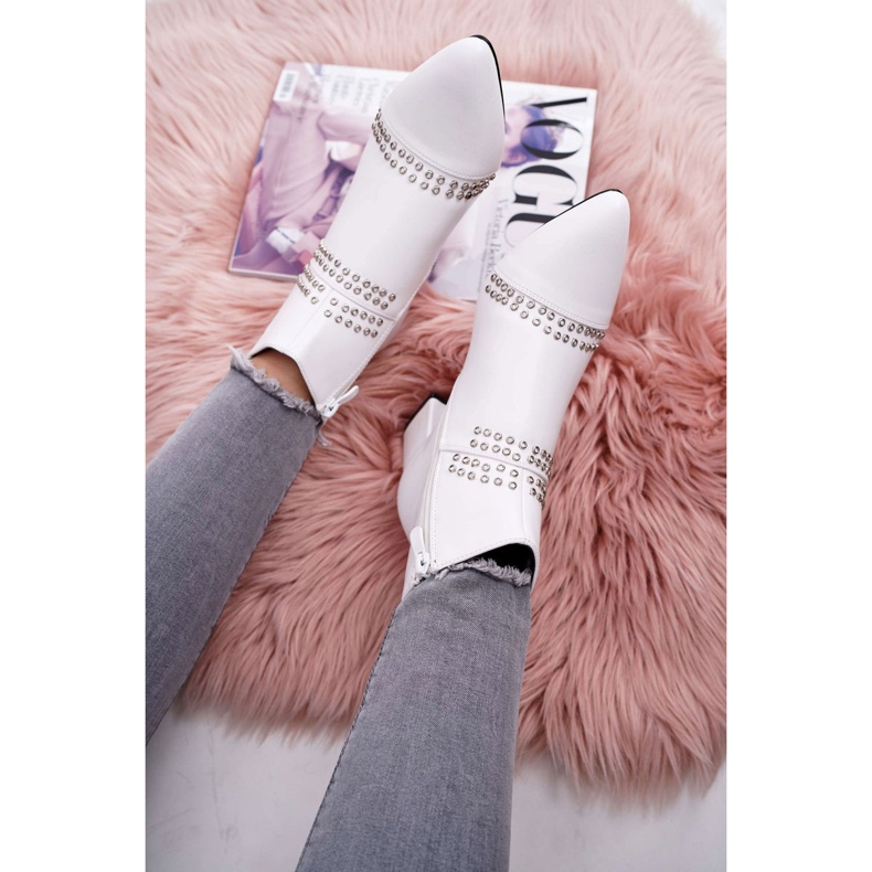 SEA Női csizma sarkon Spitzben, szegecsekkel, fehér primmával 2