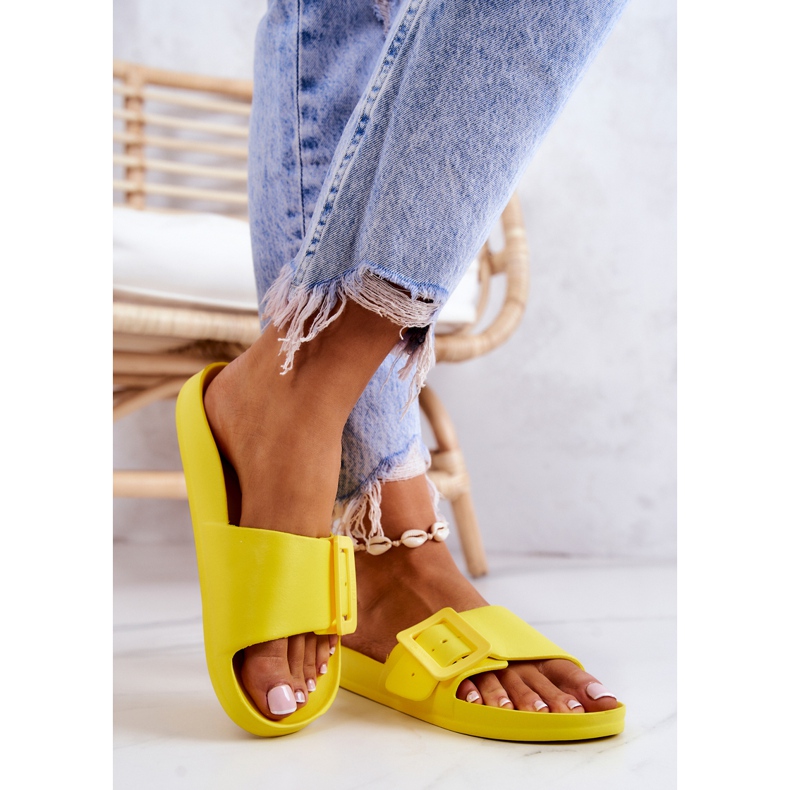 Női papucs Big Star csattal FF274A392 sárga 2