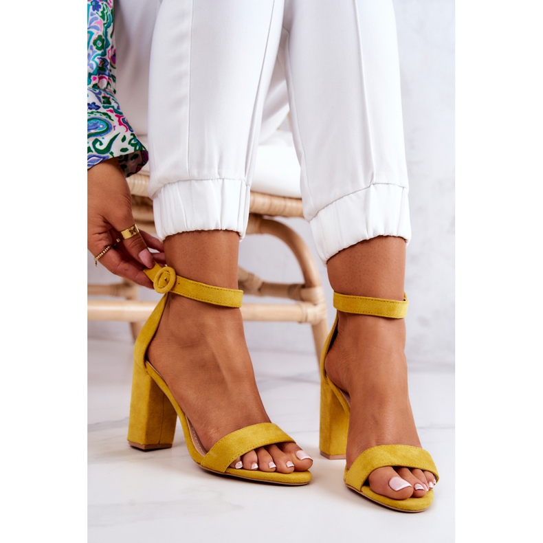 FB2 Sárga Hattie Velúr Szandál Egy Bárban 1