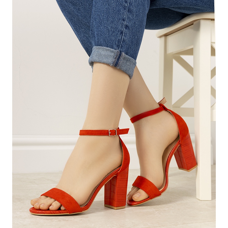 BM Piros pumpák egy oszlopon Dolores kígyó mintával 1