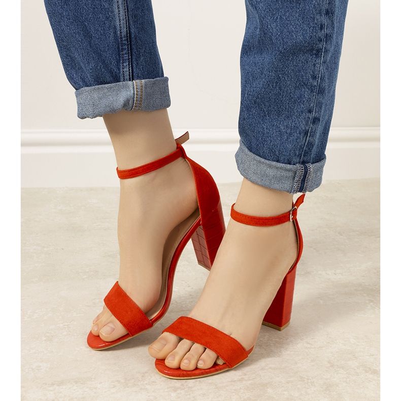 BM Piros pumpák egy oszlopon Dolores kígyó mintával 2