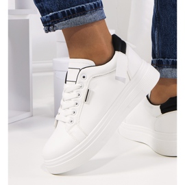 Fehér tornacipő a Perales platformon 1 Fehér tornacipő a Perales platformon 1