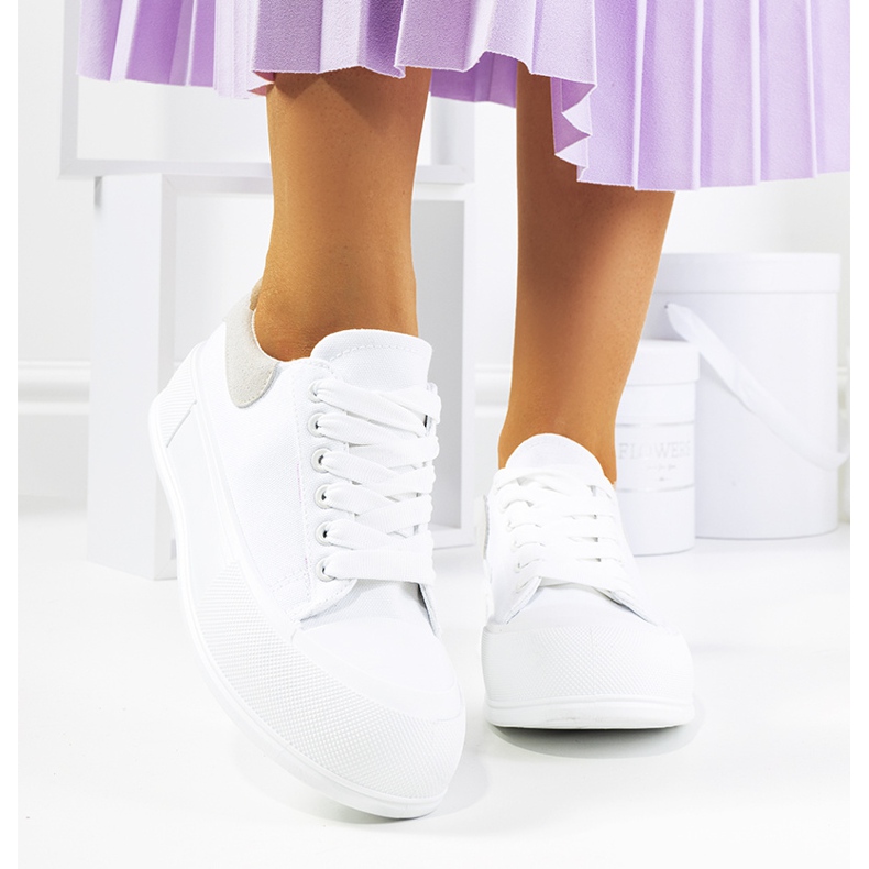 Fehér tornacipő a Venancia platformon 1