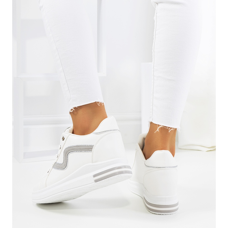 Fehér tornacipő a Piazza éken 1