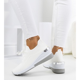 Fehér tornacipő a éken Sabelia 1