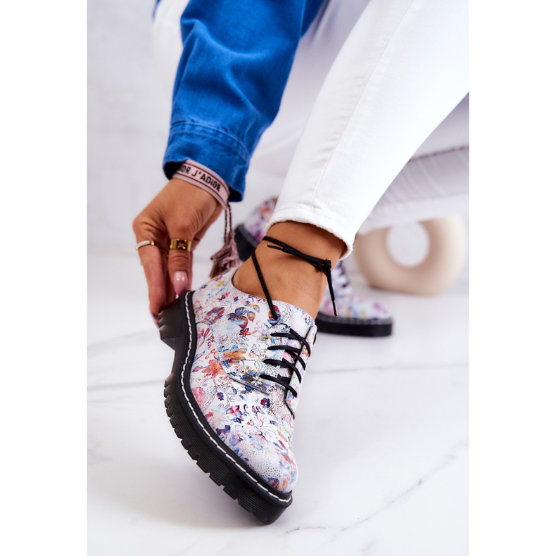 Női Oxfords Maciejka 4087A-38 bőrcipő, fehér virágokkal sokszínű 1