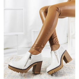 Ezüst cipő Noémi posztján fehér 1