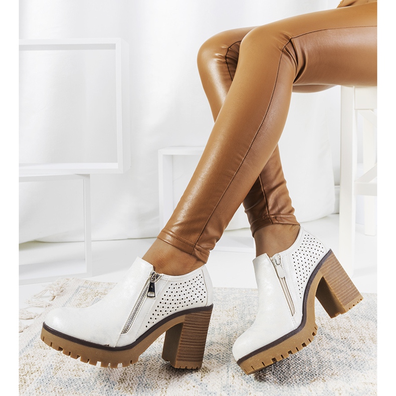 Ezüst cipő Noémi posztján fehér 1