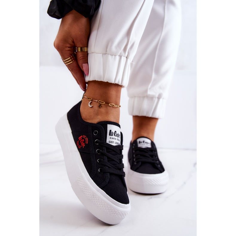 Fekete tornacipő Lee Cooper LCW-22-31-0835L platformon 1