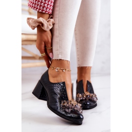 PA2 Elegáns bőr magassarkú fekete Delaver díszítéssel 1