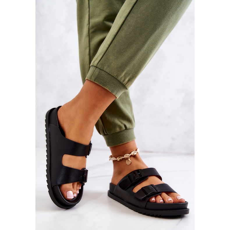 S.Barski Fekete Corina gumipapucs csattal 2