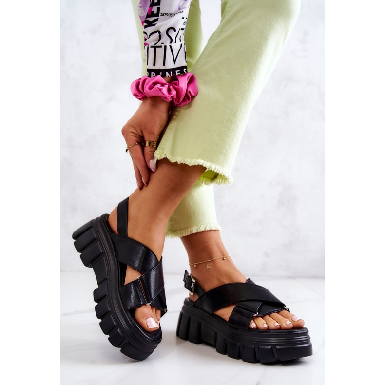 PE1 Bőr szandálok a Fekete Betti Platformon 2