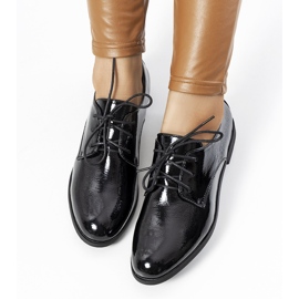 Fekete lakkozott női cipő Gardi 1