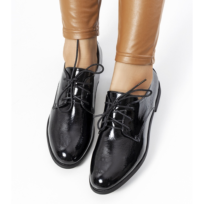 Fekete lakkozott női cipő Gardi 1