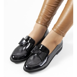 Fekete, lakkozott női cipő Flora 1