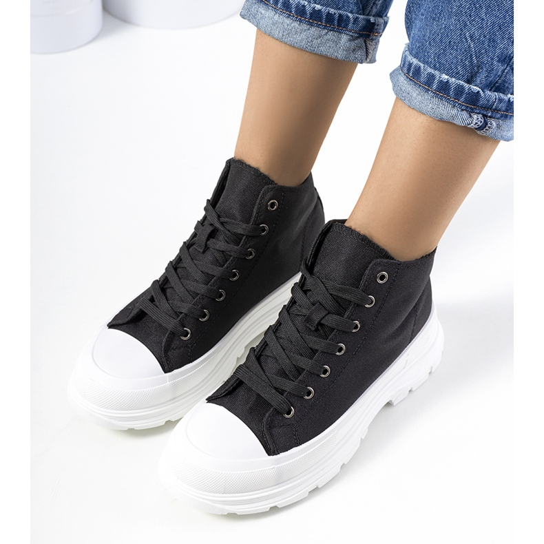 Fekete bokáig érő tornacipő a Boyes platformon 1