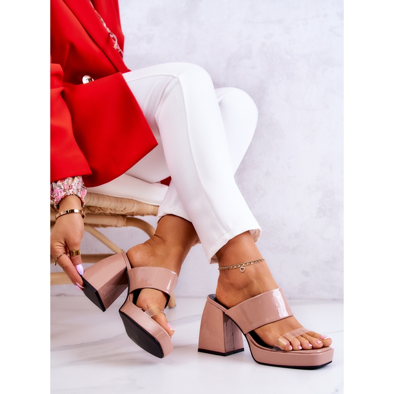 FM1 Lakkozott Papucsok Egy Seattle-i Sötétbézs Bárban 2