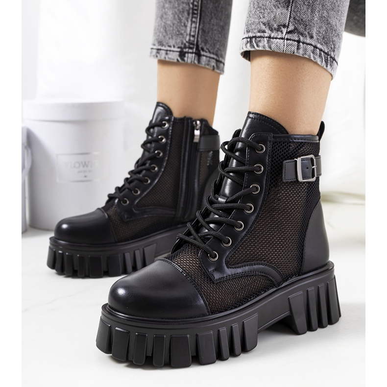 Fekete csizma áttört Potts felsőrésszel 1